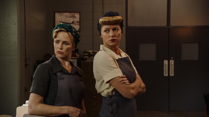 Sara Lance (Caity Lotz, l.); Ava Sharpe (Jes Macallan, r.) – Bild: DC /​ Warner Bros. Ent. Inc.