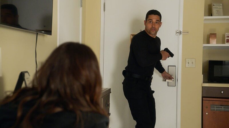 Maria Diaz (Mariela Garriga, l.); Nick Torres (Wilmer Valderrama, r.) – Bild: CBS Broadcasting Inc.