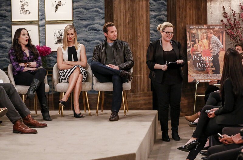Wird die Promotour zum Film über Carolines Leben anders ablaufen, als es sich Max (Kat Dennings, l.), Caroline (Beth Behrs, 2.v.l.), Andy (Ryan Hansen, 2.v.r.) und Daisy (B.K. Cannon, r.) gedacht haben? – Bild: Warner Bros. Television