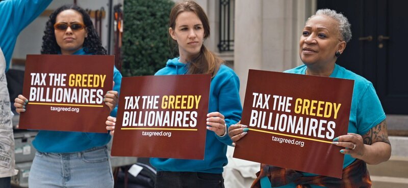 Die US-Kampagne „Tax the Greedy Billionaires“ fordert höhere Vermögenssteuersätze und organisiert dafür auch öffentliche Kundgebungen. – Bild: Little Big Story
