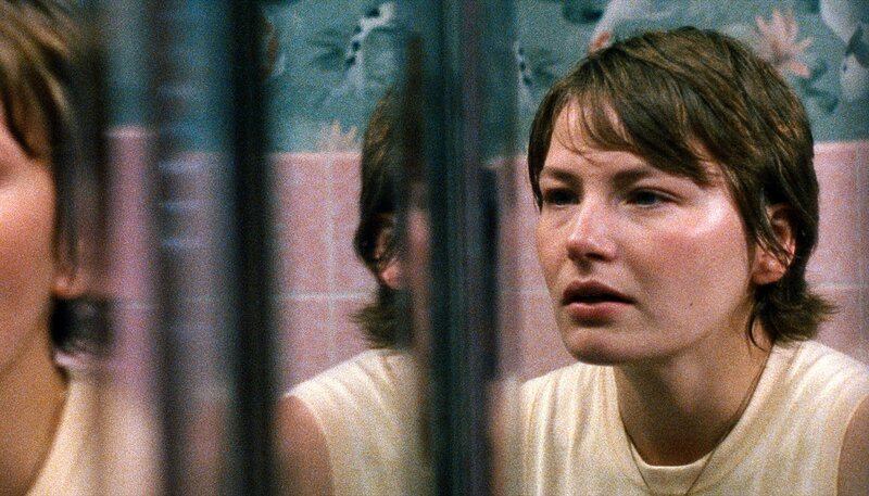 Eine Person schaut in den Spiegel. – Bild: MDR/​filmfaust/​Collective Cinema