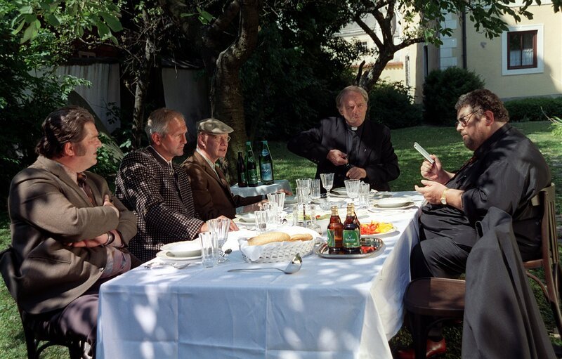 „Himmel, Polt und Hölle“. Im Bild (v.li.): Erwin Steinhauer, Fritz Egger, Ignaz Kirchner, Günther Maria Halmer, Peter Kern. – Bild: ORF/​Teamfilm/​Wolfgang Fuhrmann