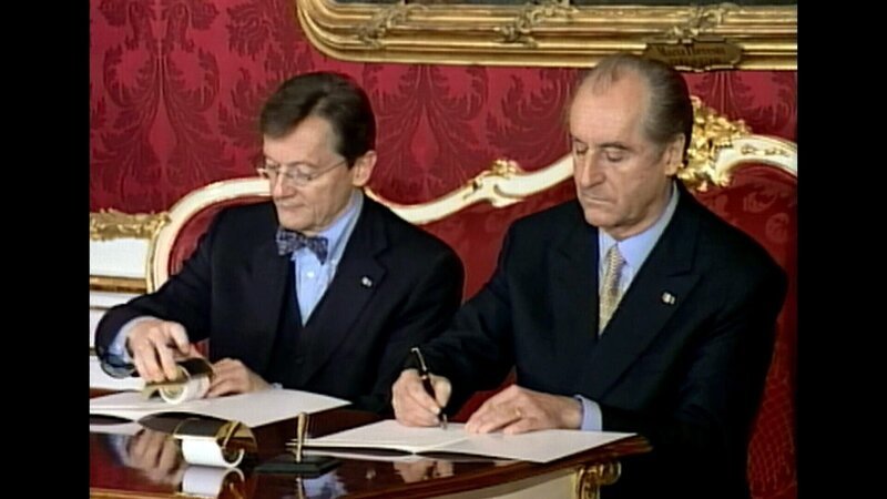 Bundespräsident Thomas Klestil (r.) und der neue Bundeskanzler Wolfgang Schüssel am 4.2.2000, dem Tag der Angelobung. – Bild: ORF/​Interspot Film