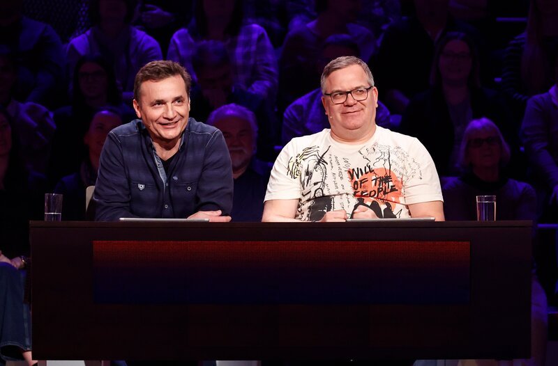 Rateteam-Kapitän Elton (r.) und der Moderator und Meteorologe Donald Bäcker (l.) bilden ein Rateteam. – Bild: ARD/Morris Mac Matzen Rateteam-Kapitän Elton (r.) und der Moderator und Meteorologe Donald Bäcker (l.) bilden ein Rateteam. – Bild: ARD/Morris Mac Matzen