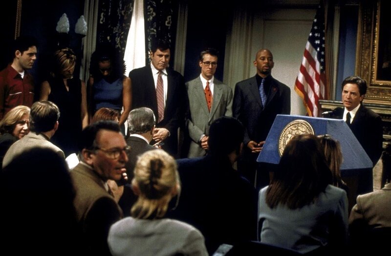 Mike (Michael J. Fox, r.) kündigt seinen Rücktritt an. Die Presse und vor allem seine Kollegen (v.h. l.n.r.) James (Alexander Gabberman), Nikki (Connie Britton), Janelle (Victoria Dillard), Paul (Richard Kind), Stuart (Alan Ruck) und Carter (Michael Boatman) sind zu tiefst getroffen. – Bild: ProSieben Media AG