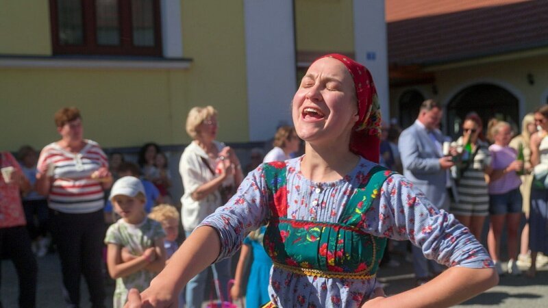 Die charakteristischen Elemente der Stinatzer Hochzeit wurde von den burgenländischen Kroatinnen und Kroaten bei ihrer Ansiedlung im 16. Jahrhundert mitgebracht und sind bis heute Ausdruck gelebter transkultureller Beziehungen. – Bild: ORF/​Galore Films