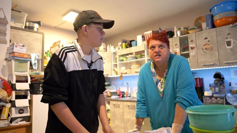 Bei Carmen steht Plätzchenbacken auf dem Programm. Sohn Lars hilft eher widerwillig. – Bild: RTLZWEI