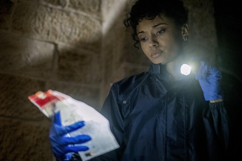 Olivia Swann als NCIS Special Agent Captain Michelle Mackey in NCIS: Sydney, Episode 4, Staffel 1. – Bild: CBS Studios Inc. All Rights Reserved. /​ Daniel Asher Smith