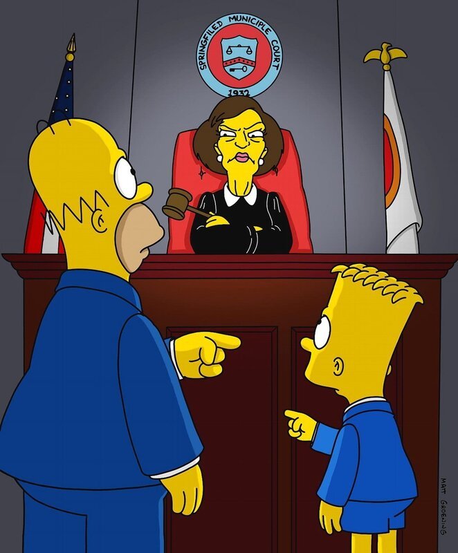 Richterin Harm (M.) sieht in diesem Vorfall eine grobe Vernachlässigung der elterlichen Aufsichtspflicht und verurteilt Homer (l.) dazu, mit einem Seil an Bart (r.) gefesselt zu werden. – Bild: ProSieben MAXX