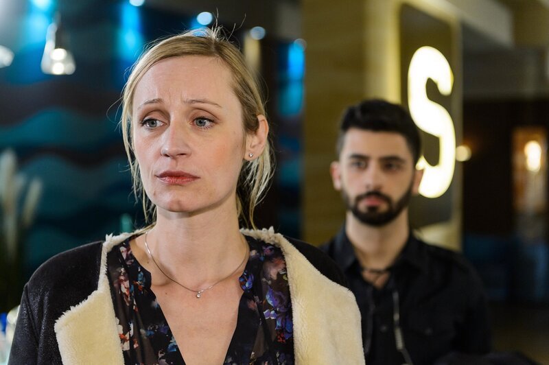 Sonja (Barbara Sotelsek) ist sehr gefrustet, als Can (Volkan Isbert) ihr den Putz-Job nicht zutraut. – Bild: RTL /​ Willi Weber