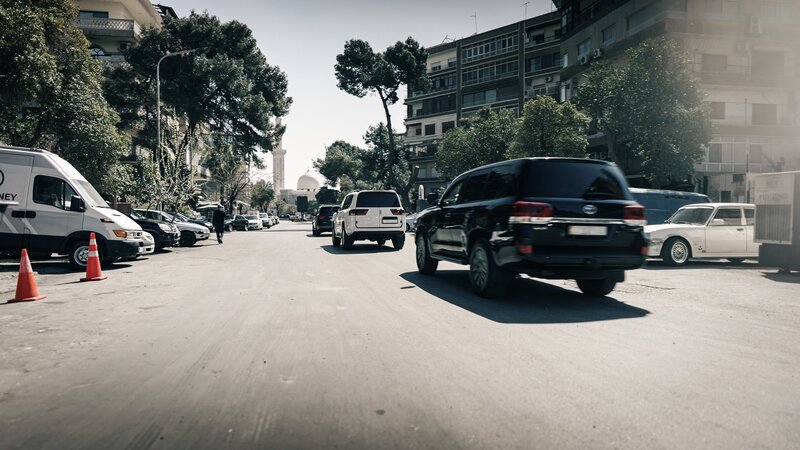 Syrien im März: Kurz nach dem Sturz des Assad-Regimes kehren die deutschen Diplomaten zurück nach Damaskus. In einer streng bewachten Kolonne fahren sie durch die kriegsgebeutelte Stadt zu Terminen. – Bild: ZDF und Jan Müller