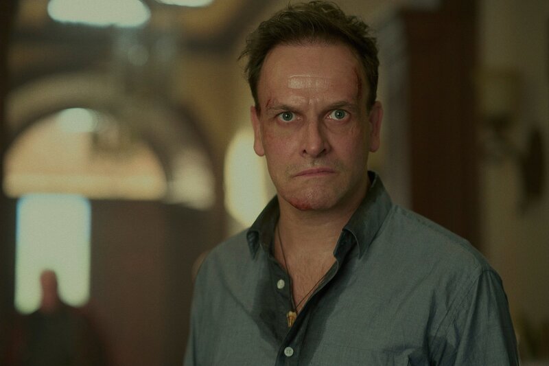 Oliver Connaught (Jonny Lee Miller) – Bild: Des Willie (Unit Photographer) /​ Sky Studios /​ Sky UK Ltd
