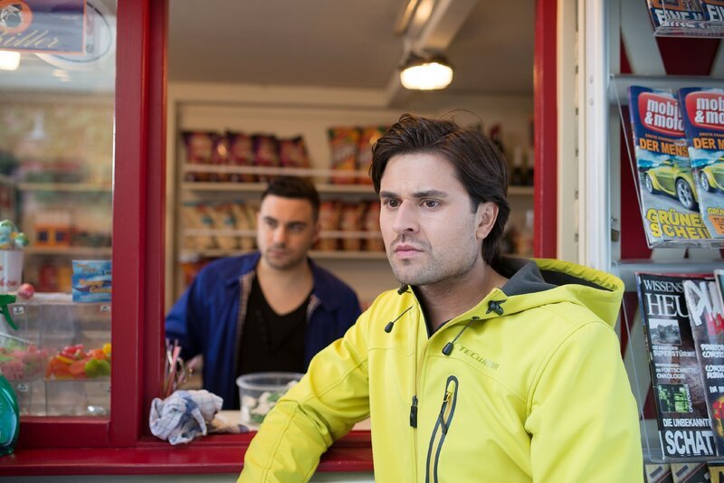 Paco (Milos Vukovic) erfährt von Easy (Lars Steinhöfel), was Sonja und Paul kurz vor ihrem Tod über ihre Kinder zu sagen hatten. – Bild: RTL