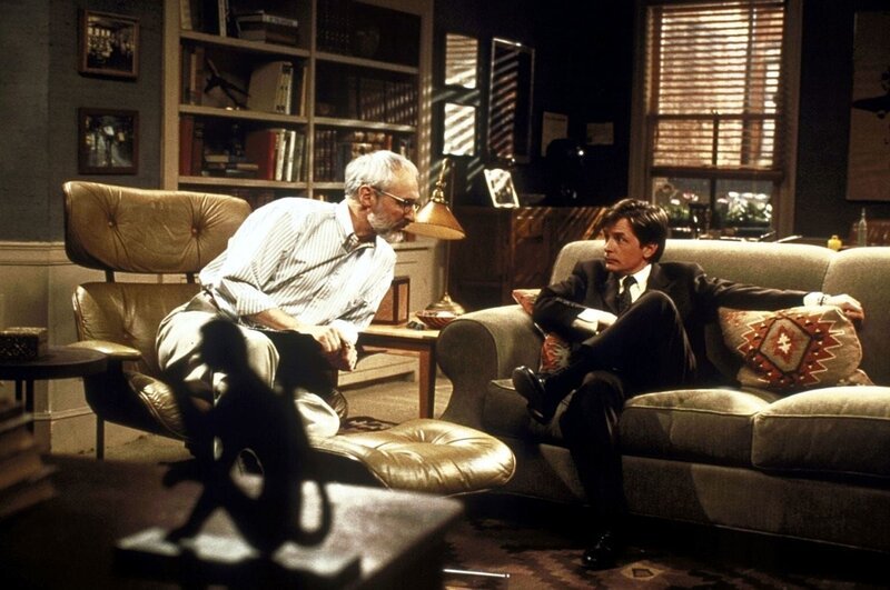 Nachdem ein Journalist einen Skandal ausgegraben hat, beschließt Mike (Michael J. Fox, r.), Dr. Peterson (Michael Gross, l.) zu besuchen … – Bild: ProSieben Media AG