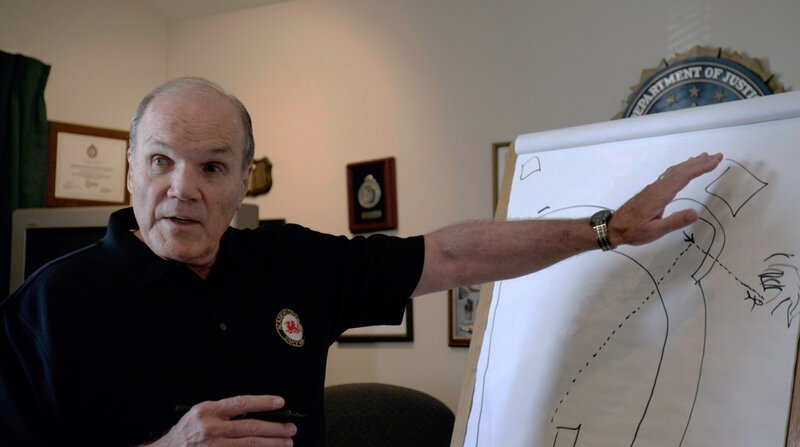 Roger Depue vor Flipchart. – Bild: SWR/Belle Epoque Film Roger Depue vor Flipchart. – Bild: SWR/Belle Epoque Film