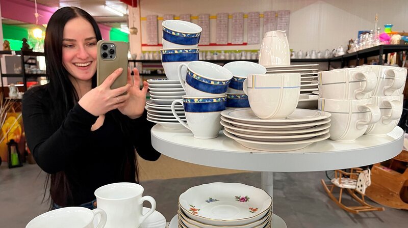 Kim Hase ist verantwortlich für Social Media im Sozialkaufhaus Kiel. – Bild: NDR