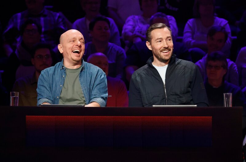 Rateteam-Kapitän Bernhard Hoëcker (l.) mit dem Sport- und Fernsehmoderator Sven Voss (r.). – Bild: ARD/​Morris Mac Matzen