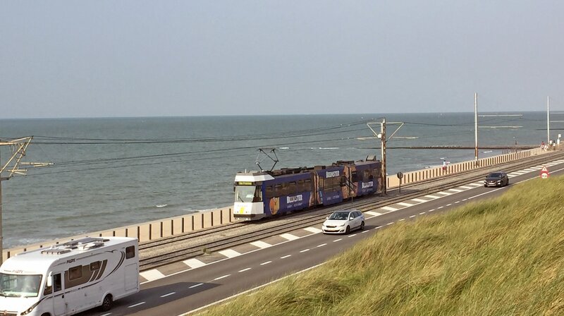 Mehr Meernähe geht nicht: Die Küstentram an der Nordsee vor Belgien. – Bild: SWR