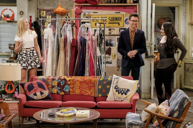 Lassen sich von dem berühmten Stylisten Brad Goreski (Brad Goreski, M.) für den roten Teppich vorbereiten: Caroline (Beth Behrs, l.) und Max (Kat Dennings, r.) … – Bild: Warner Bros. Television
