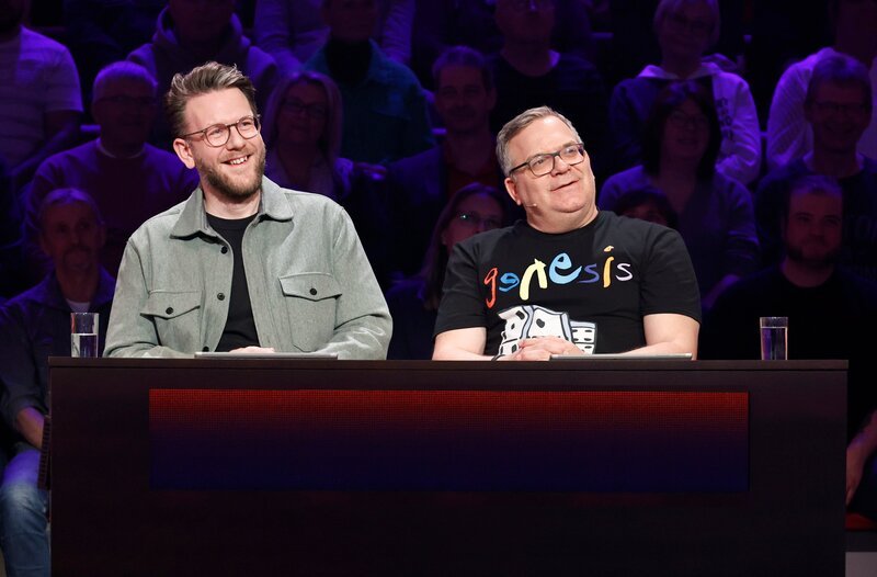Rateteam-Kapitän Elton (r.) mit Autor und TV-Producer Jakob Lundt (l.). – Bild: ARD/​Morris Mac Matzen