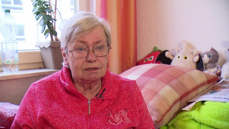 Bei Elke in Gelsenkirchen wächst die Sorge. Ihre Wohnung ist gekündigt, eine neue Bleibe hat sie noch nicht. Selbst die sonst so optimistische Rentnerin fragt sich inzwischen, wie es weitergehen soll. Doch Elke und ihre Freundin Dagmar freuen sich auf ihren gemeinsamen Urlaub. – Bild: RTLZWEI