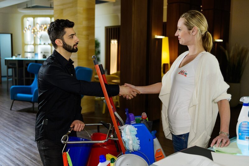 Sonja (Barbara Sotelsek) kann durch ihr umfangreiches Fachwissen in Sachen Putzen weitere Pluspunkte bei Can (Volkan Isbert) sammeln. – Bild: RTL /​ Willi Weber