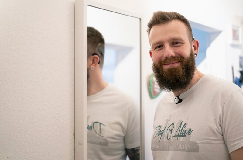Oliver Faulstich erkrankte mit 15 an einer Hirnhautentzündung und konnte von einem auf den anderen Tag nicht mehr hören. Durch die moderne Technik von Cochlea-Implantaten und viel Training kann er heute wieder hören und macht sich stark für Menschen, denen es ähnlich geht. – Bild: HR Oliver Faulstich erkrankte mit 15 an einer Hirnhautentzündung und konnte von einem auf den anderen Tag nicht mehr hören. Durch die moderne Technik von Cochlea-Implantaten und viel Training kann er heute wieder hören und macht sich stark für Menschen, denen es ähnlich geht. – Bild: HR
