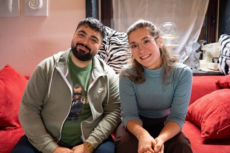 Humor ist Serdar Karibiks Waffe gegen Diskriminierung – er erzählt Lisa Budzinski, wie er Comedian geworden ist und warum er fest davon überzeugt ist, dass Humor heilsam ist. – Bild: Dave Powell /​ ZDF