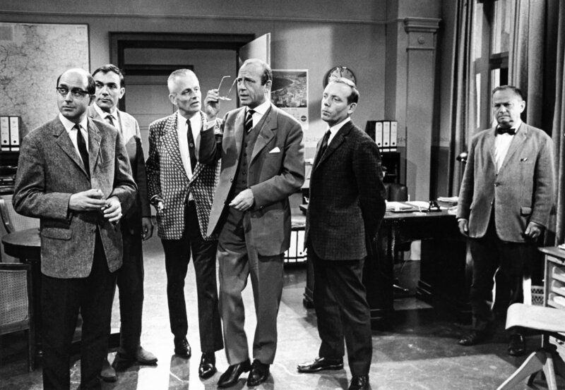 hr-fernsehen KOMMISSAR FREYTAG: BLÜTEN AUS LAS VEGAS, Kriminalserie, Regie: Hans Stumpf. Von links: Ralf Gregan als Polizeichemiker Dr. Stephan, Gerhard Einert als Inspektor Holzer, Werner J. Heyking als FBI-Leutnant Tom Lodgers, Konrad Georg als Kommissar Werner Freytag, Dieter Möbius als Inspektor Junkermann und Willy Krüger als Kriminalhauptmeister Peters. – Bild: HR/​hr werbung