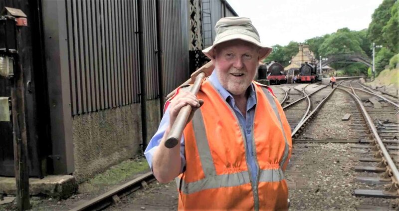 Zusammen mit seiner Frau Karen kümmert sich Mike Maher um die Erhaltung der historischen Linie in Haverthwaite. Seit 1973 verkehrt sie als Museumsbahn. – Bild: Flint TV /​ ZDF