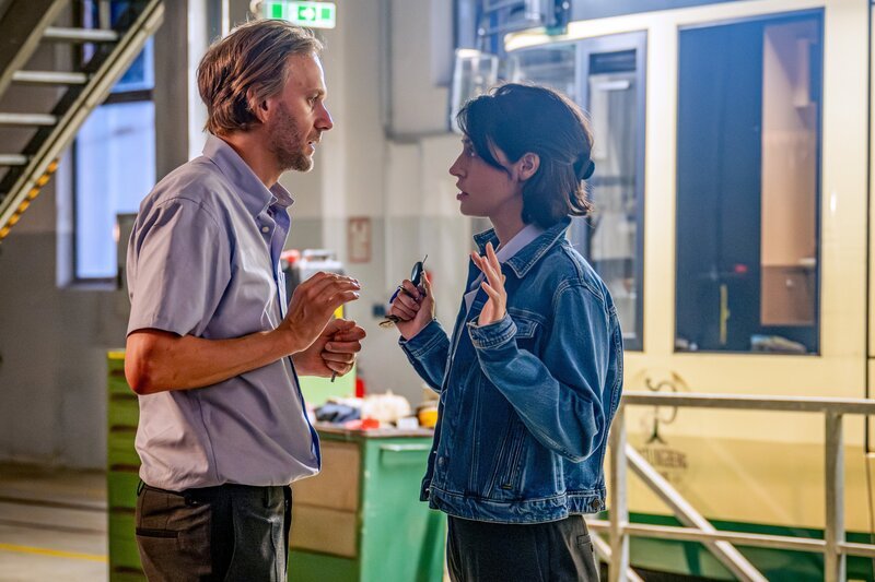 Sven Paulitsch (Matthias Lier) und Andrea Ferninger (Violetta Schurawlow) wurden von Andreas bester Freundin Birgit Sambauer (Magdalena Kronschläger) kurz vor der Tat bei einem Streit beobachtet. – Bild: Stefanie Leo /​ ZDF