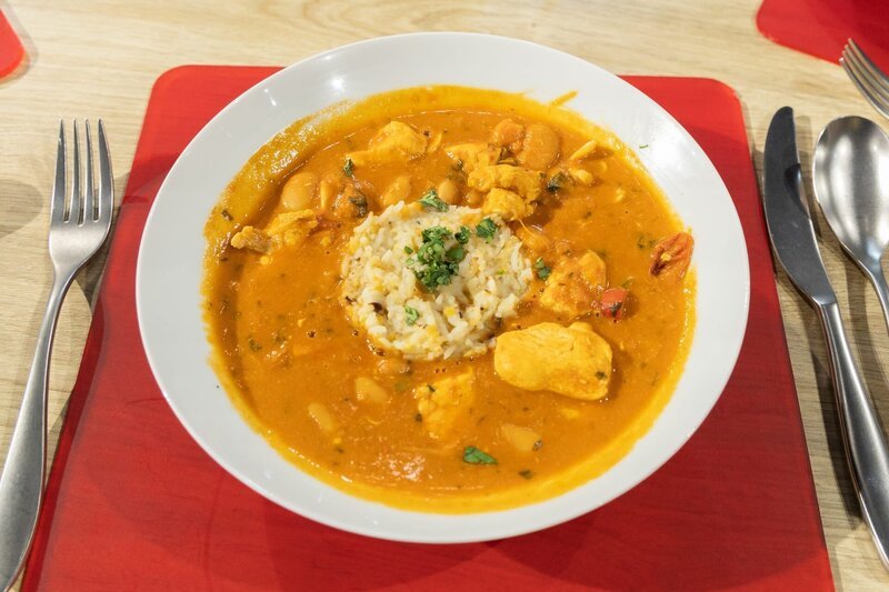 Tagesmotto „Leibgericht“: Afrikanisches Hühnerfrikassee mit zweierlei Linsen und Basmati von Bernd Caspar Dietrich – Bild: ZDF