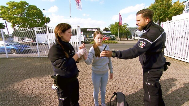 Die Beamten fragen sich, warum das 12-jährige Mädchen geflohen ist.. – Bild: RTLZWEI