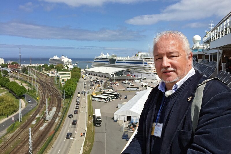 Kreuzfahrtexperte Udo Horn nimmt fast täglich Schiffe unter die Lupe. Der ehemalige Seemann kann es nicht lassen, immer wieder an Bord zu gehen. Meistens aber nur zum Kurzbesuch. – Bild: NDR/​Steffen Schneider