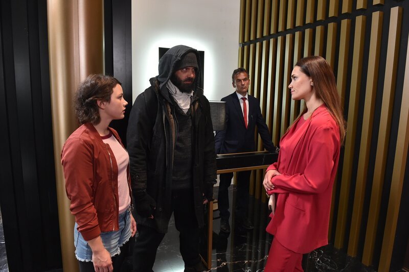 Können Jenni (Anna Mennicken, l.), Daniel (Raphael Vogt, M.) und Melissa (Sarah Maria Besgen, r.) herausfinden, wer im Imbiss das Feuer gelegt hat? – Bild: SAT.1 /​ André Kowalski Eigenproduktionsbild frei