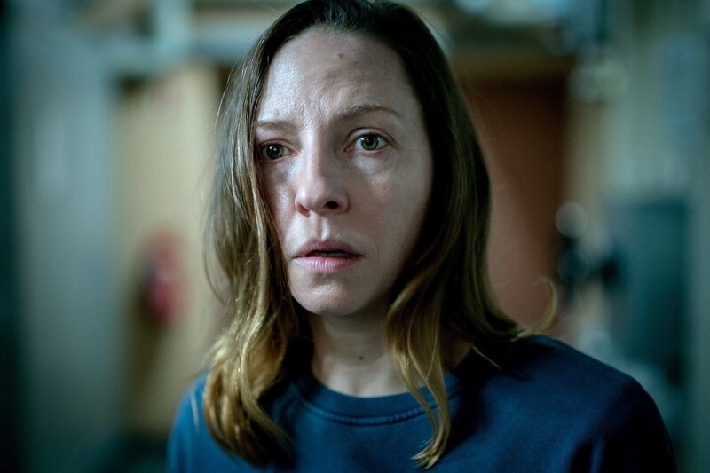Der Survivalkurs im Bunker ist aus dem Ruder gelaufen, Elara Schmidtke will fliehen: Katharina Schüttler als Elara Schmidtke – Bild: SRF/​WDR/​BAVARIA FICTION/​Thomas Kost