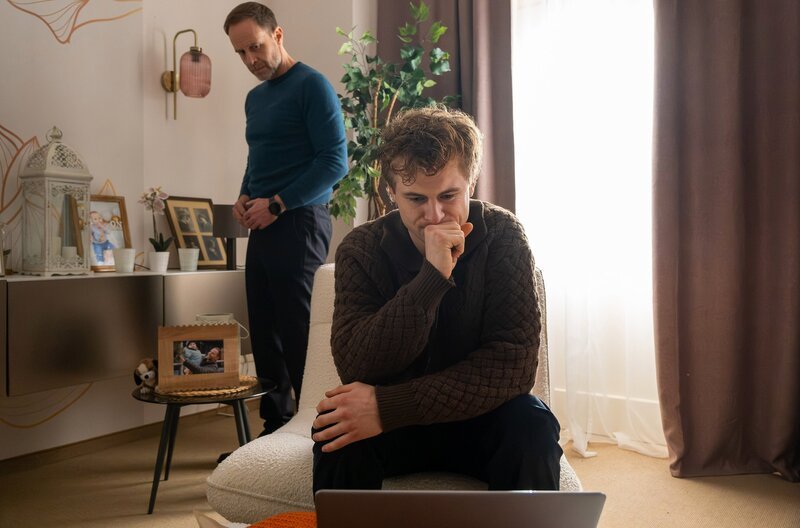 Kai Hoffmann (Julian Weigend, li.) hat Moritz Weber (Justus Czaja, re.), dem großen Sohn seiner verstorbenen Frau Maria, einen Stick mit einem Abschiedsvideo gegeben. Doch Moritz ist so wütend und verletzt, dass er nichts von der tödlichen Diagnose seiner Mutter wusste, dass er sich nicht überwinden kann, das Video anzusehen. – Bild: MDR/​Sebastian Kiss