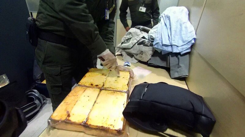 BOGOTA, Colombia – An officer examines bricks of cocaine. – Bild: TV24 /​ National Geographic Channels /​ Mario Lazcano