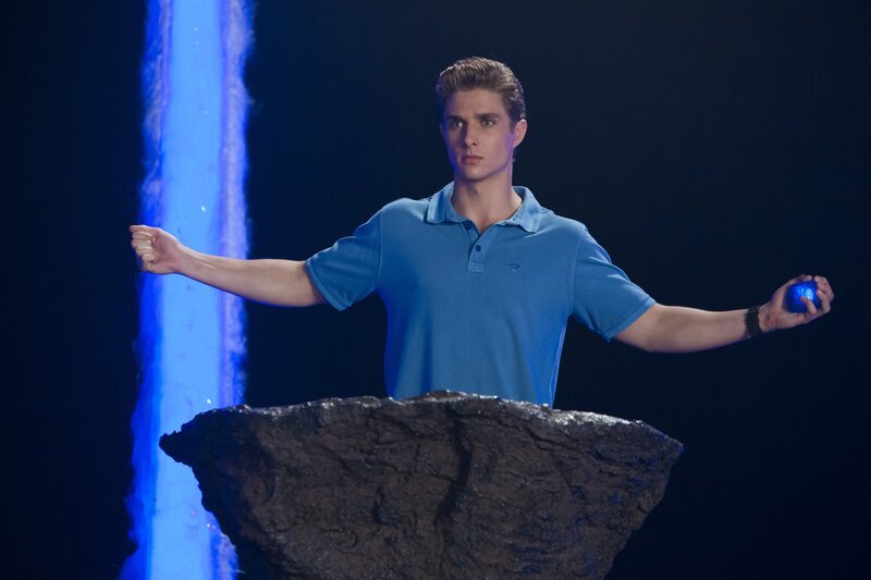 Erik (Alex Cubis) in der Kammer der Meermänner. Er hat den magischen Stein aus dem Dreizack und will damit die Kammer aktivieren. Erik denkt, er sei für diese Aufgabe auserwählt. – Bild: ZDF/​vince valitutti