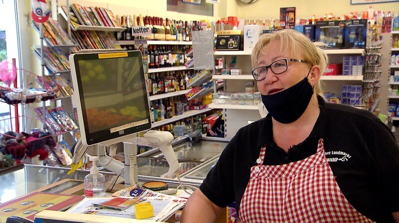 NDR Fernsehen DIE NORDREPORTAGE: KONSUM, BITTE EINMAL NEU!, am Dienstag (05.01.21) um 18:15 Uhr. Sabine Knüttel ist Verkäuferin mit Leib und Seele. Schon zu DDR-Zeiten hat sie im Konsum von Altwarp gearbeitet. Zur Wende entschloss sie sich zusammen mit ihrem Mann, den Laden zu übernehmen. – Bild: NDR/​Videomagic