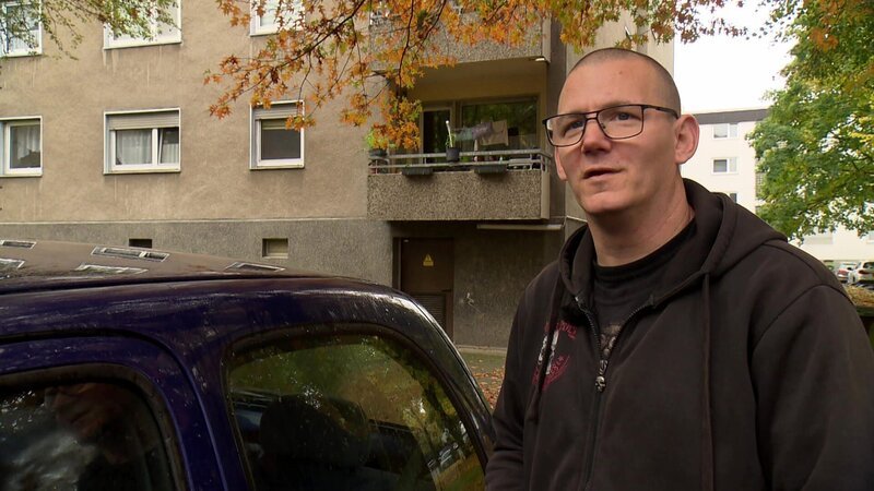 S05E42: Mike aus Witten freut sich über einen neuen Security-Job nach langer Arbeitslosigkeit, jedoch bleibt das Auto der Familie aufgrund eines defekten Steuergeräts nach einem Diebstahlversuch ein Problem. – Bild: RTLZWEI, Leonine Licencing, Odeo