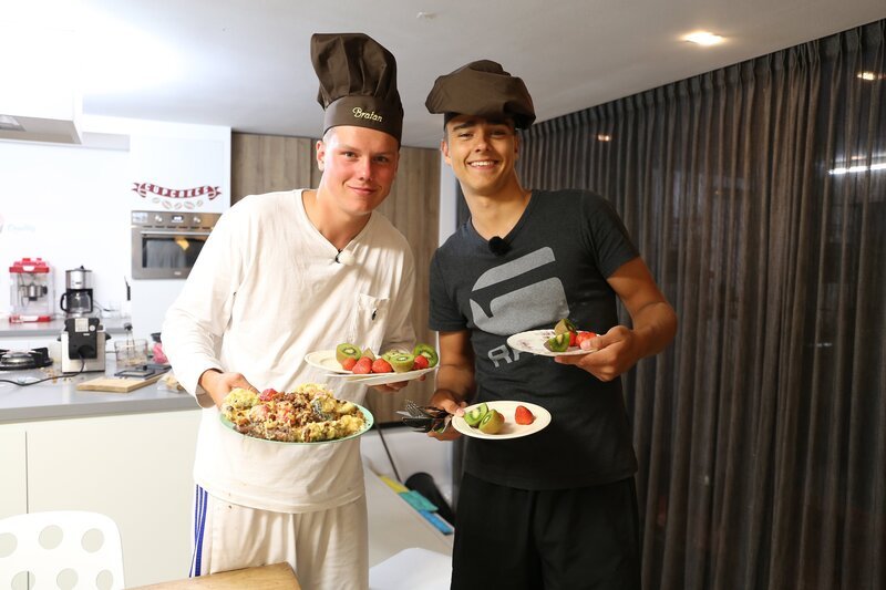 Jeppe und Luke zaubern ein Abendessen mit mehreren Gängen. Ob die Gerichte den anderen WG-Jungs schmecken werden? – Bild: KiKA/​Wessel de Groot
