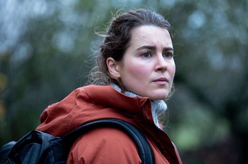 Die Journalistin Lena erkennt nicht, dass sie in Gefahr ist. – Bild: ARD Degeto/​Warner Bros./​Særún Hrafnkelsdottir Noren