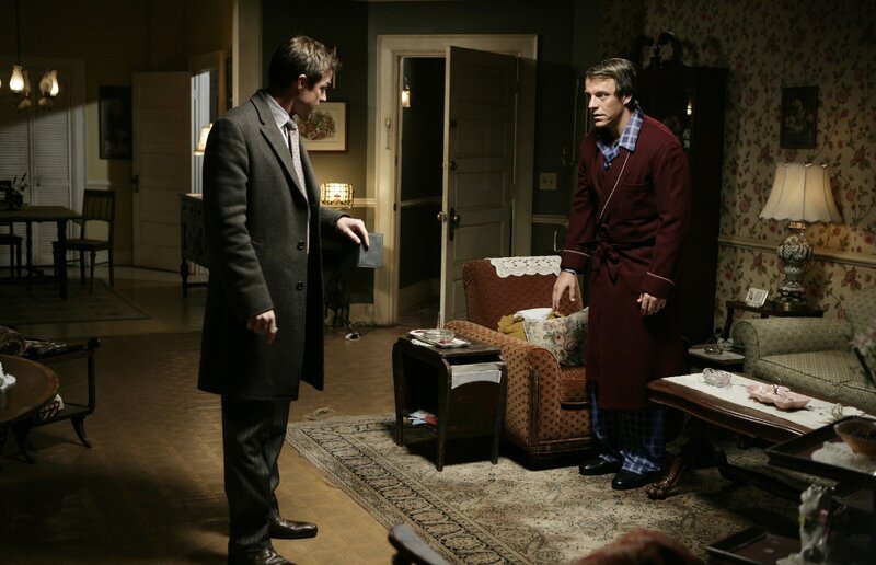 V.l.: Martin Fitzgerald (Eric Close) und Gabriel Macklin (Michael Wiseman). – Bild: RTL /​ Warner Bros. Entertainment, Inc.