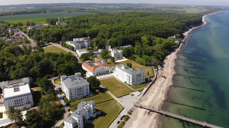 Heiligendamm, die weiße Stadt am Meer, ist das älteste deutsche Seebad, gegründet 1793. Heute besteht der Ort vor allem aus dem 5 Sterne Grand Hotel, der „Perlenkette“ und einigen Cottages, die sich im Privatbesitz befinden. – Bild: NDR