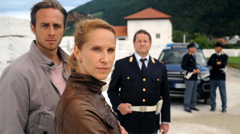 Jonas (Gabriel Raab, li.), Sonja (Chiara Schoras) und Peter Kerschbaumer (Hanspeter Müller-Drossaart) halten Martin Auer für einen Verdächtigen. – Bild: PLURIMEDIA (ARD Degeto/​Hans-Joachim Pfeiffer)