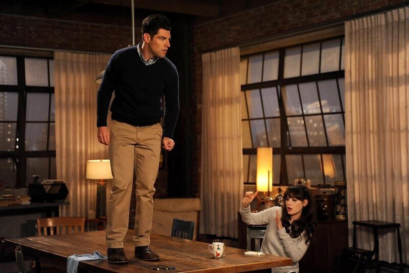 Eine Spinne auf Schmidts (Max Greenfield, l.) Hose wird für Jess (Zooey Deschanel, r.) und all ihre Freunde zu einem riesigen Problem. – Bild: Warner TV Comedy