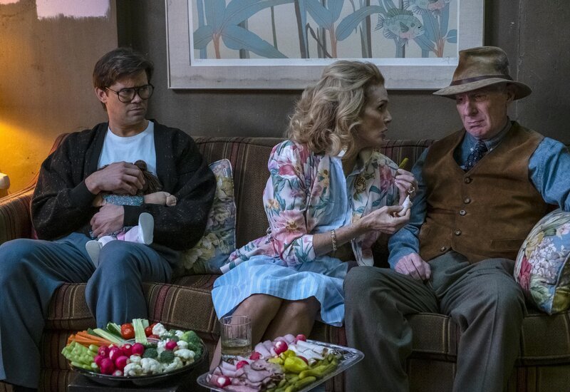 Andrew Ranells as Blair, Julie Hagerty as Jackie Georgina and Phil Reeves as Henri Georgina in BLACK MONDAY (Episode 8, „7042“) – Bild: Showtime Networks Inc. /​ Erin Simkin