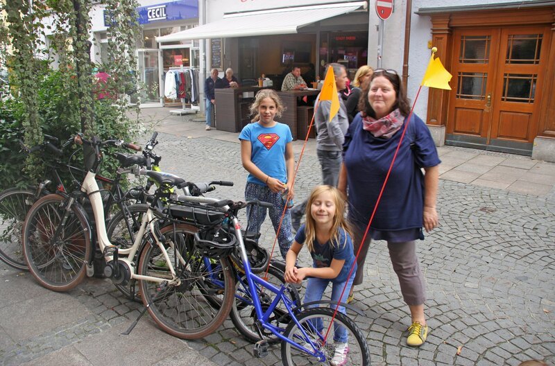 Susanne bei der Radtour mit den Kindern. – Bild: SWR Susanne bei der Radtour mit den Kindern. – Bild: SWR