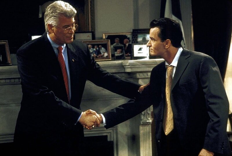 Bürgermeister Winston (Barry Bostwick, l.) heißt seinen neuen Stellvertreter, Charlie Crawford (Charlie Sheen, r.), willkommen. – Bild: ProSieben Fun